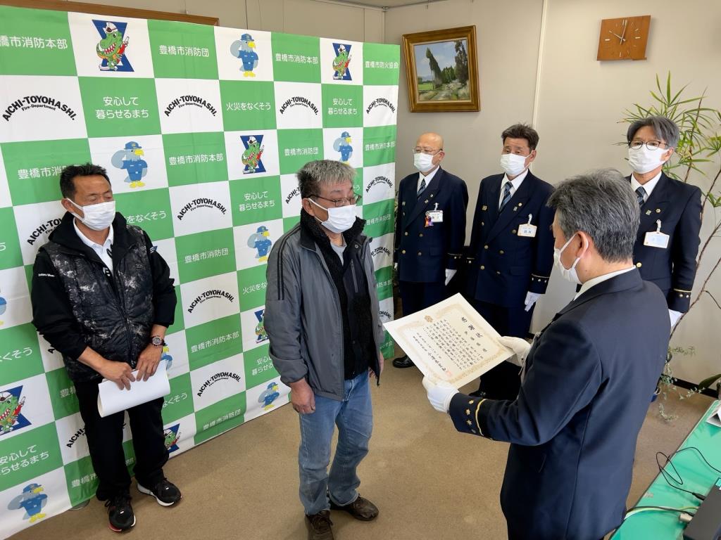 感謝状を受け取る伊藤勝さん