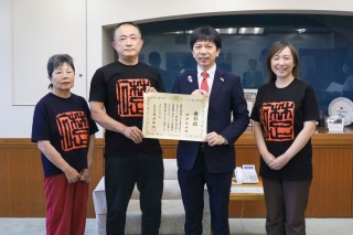 外務大臣表彰を受賞した書家の浜野龍峰さんが市長を表敬訪問しました