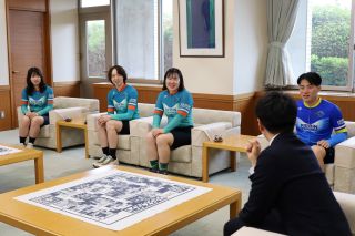 日本競輪選手養成所を卒業する選手たちが市長を表敬訪問しました