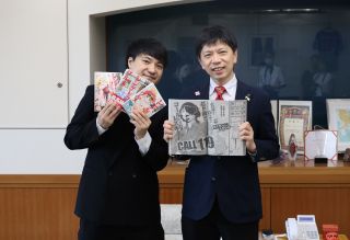 漫画家 まえだ たかひろさんが市長を表敬訪問しました