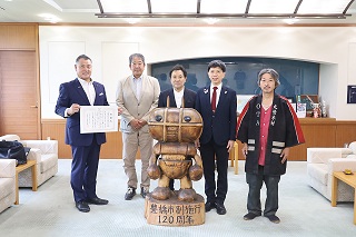 豊橋木材商工協同組合からリニューアルした木彫りトヨッキーを寄附いただきました