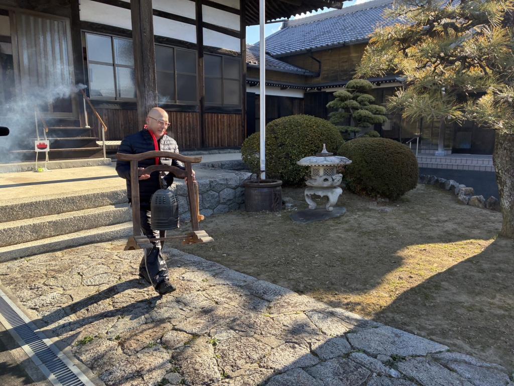 文化財を持ち出ししている様子