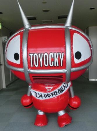 交通安全大使のたすきを着けたトヨッキー