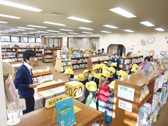 図書館バックヤードツアー