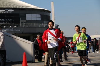 駅伝大会で走る本市職員の写真