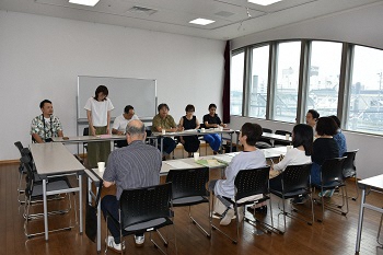 写真（会議の様子）