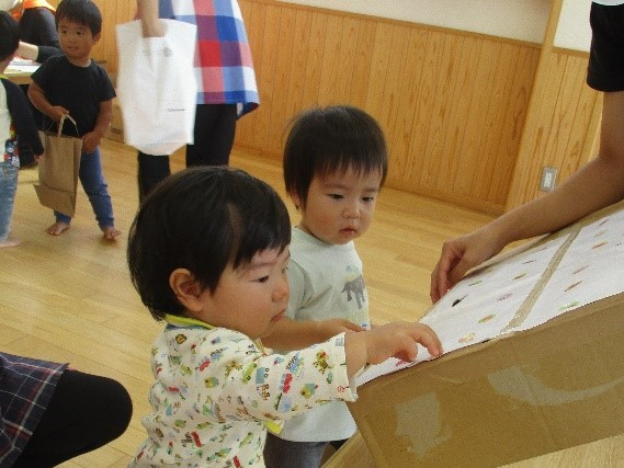 10月0歳児紙やぶり