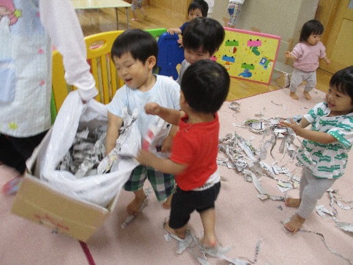 １歳児　新聞紙あそびをしているところ