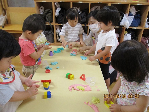 1歳の子が小麦粉粘土で遊んでいるところ