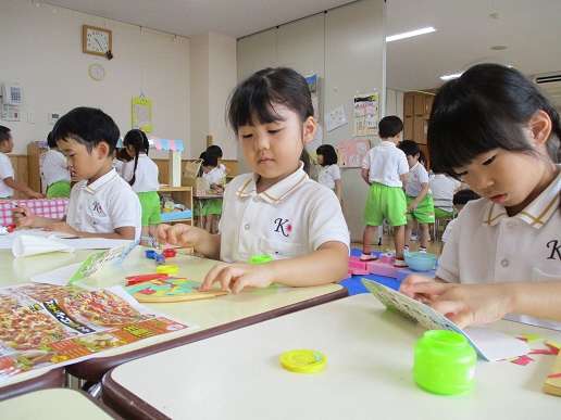 4歳の子がパンを製作しているところ