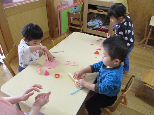 1歳児が小麦粉粘土をしている