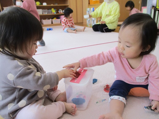 ０歳児がプラバン落としをしている