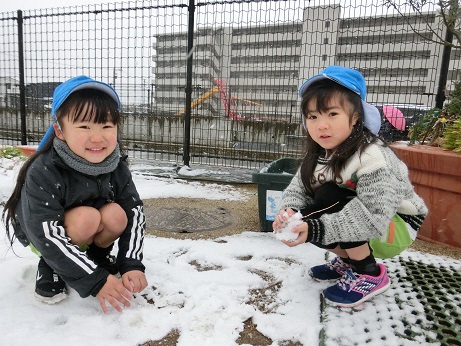 5歳児雪遊びをしている