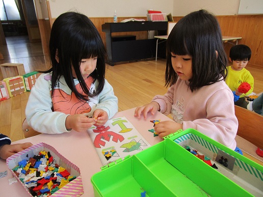 3歳児がらきゅーというブロックで遊んでいる