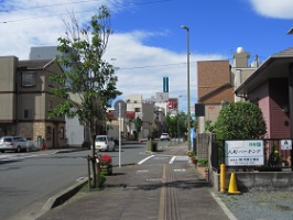 段差のない歩道の画像