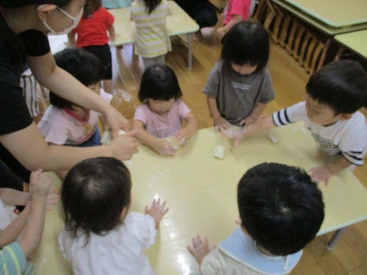 小麦粉粘土で遊んでいるところ