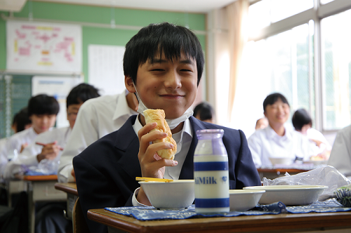 給食を食べる学生